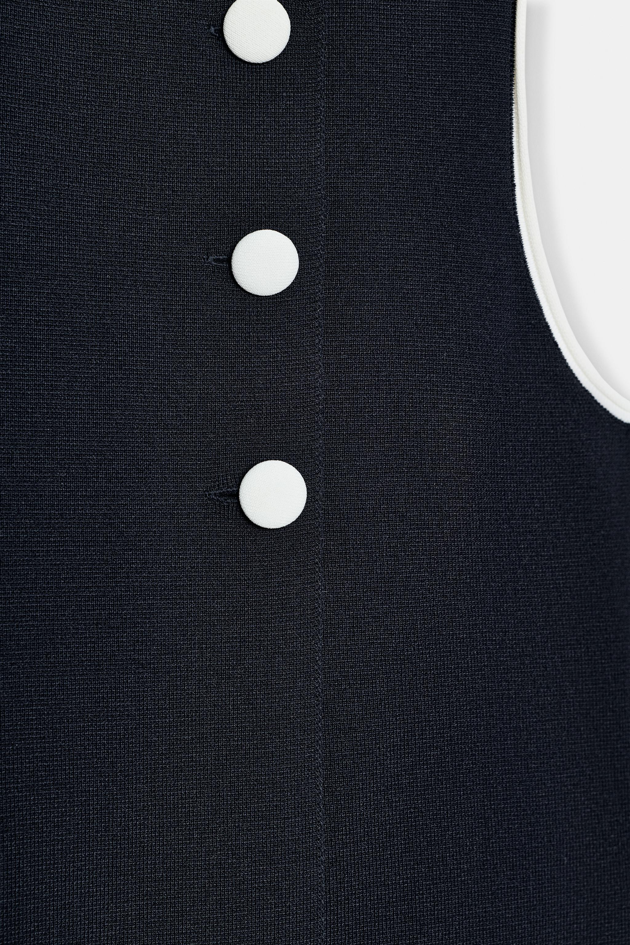 CONTRAST BUTTON KNIT TOP